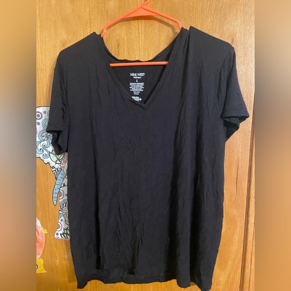 Selling a black shirt - Picture 1 of 3